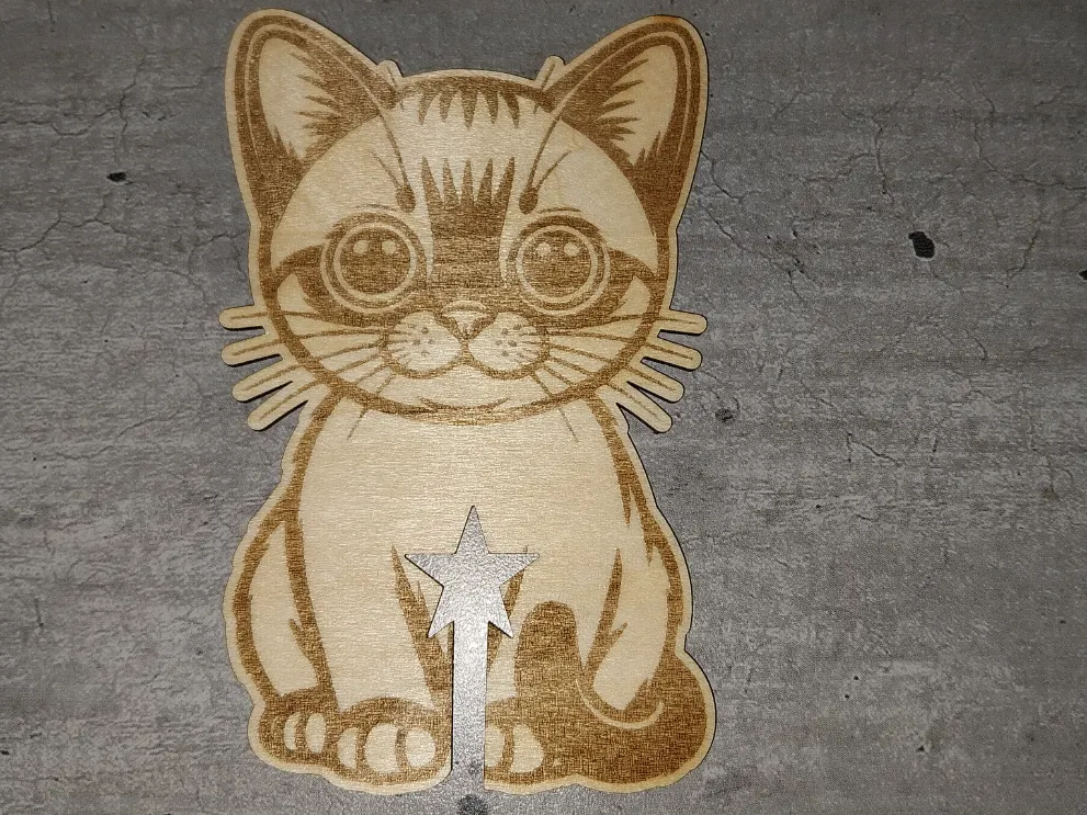 Figurine en bois en forme de chaton avec une étoile
