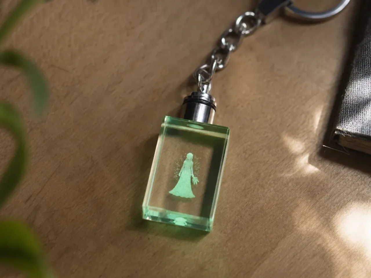 [Laser cut and engrave] Schlüsselanhänger aus Glas mit leuchtender Frauenfigur