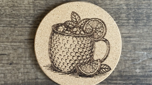 [Laser cut and engrave] Runder Korkuntersetzer mit Cocktail-Motiv