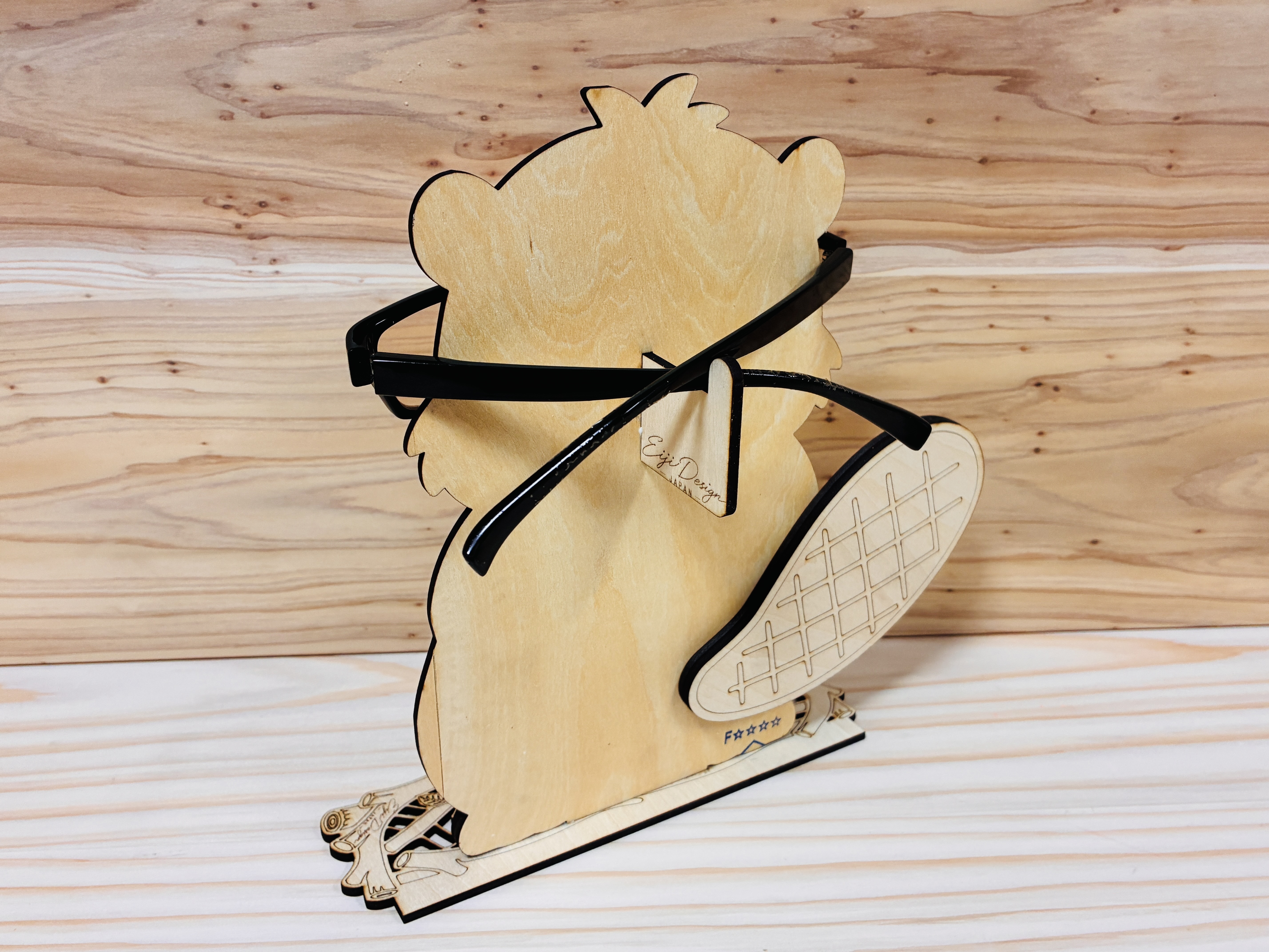 [Laser cut and engrave] ビーバーの形をした木製メガネスタンド