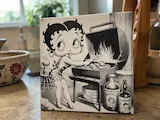 [Laser cut and engrave] gravure sur carrelage Betty faisant un barbecue