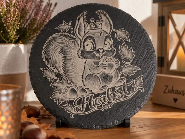 Schieferplatte mit Eichhörnchen Motiv und Herbst Schriftzug