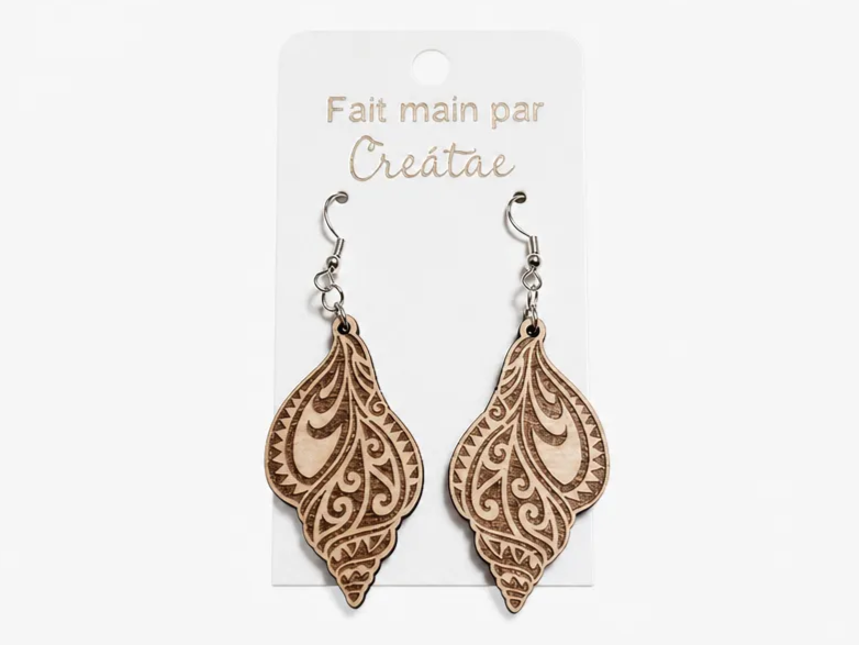 Boucles d'oreilles pendantes en bois motif coquillage tribal
