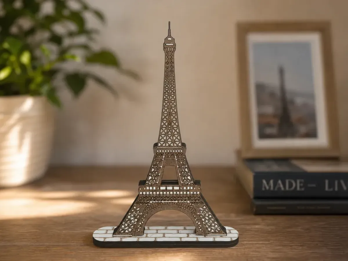 [Laser cut and engrave] Statuette miniature de la tour Eiffel pour décoration de bureau