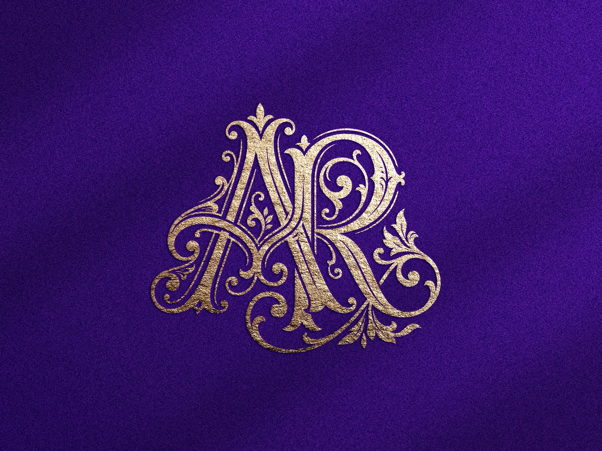 Monogramme doré AR avec ornements floraux sur fond violet