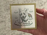 [Laser cut and engrave,Screen printing] Quadratisches Metallschild mit Jacky Hundemotiv und Regenbogen