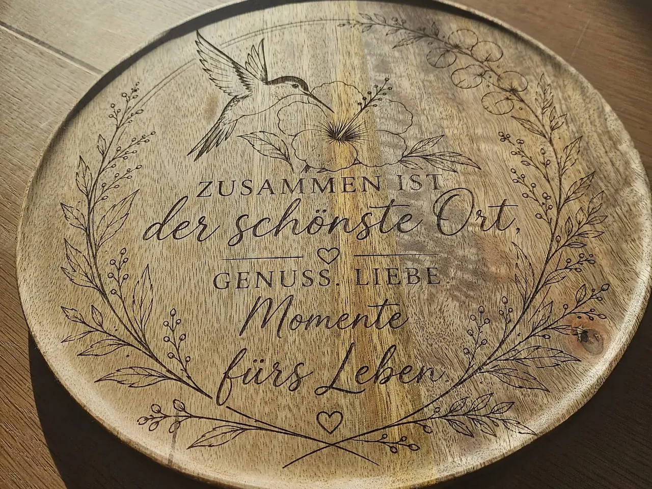 [Laser cut and engrave] Rundes Holztablett mit Kolibri Motiv und Spruch Zusammen ist der schönste Ort