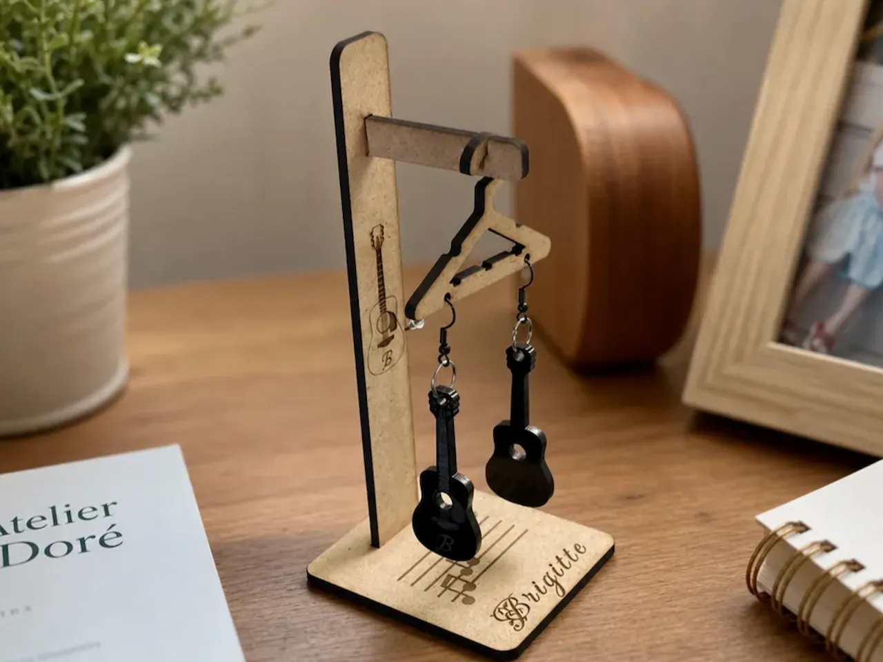 [Laser cut and engrave] Présentoir à bijoux avec boucles d'oreilles en forme de guitare