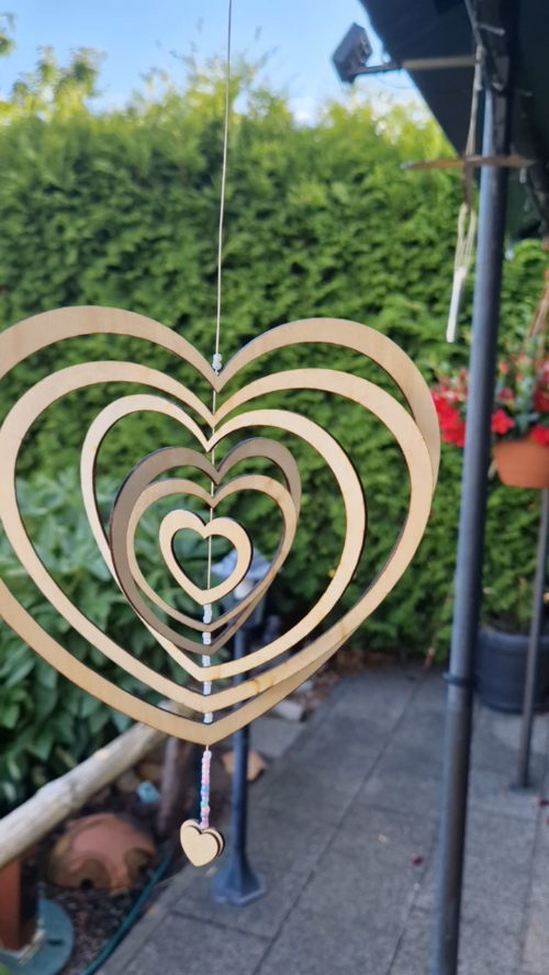 [Laser cut and engrave] Hängendes Windspiel aus ineinander verschachtelten Holzherzen