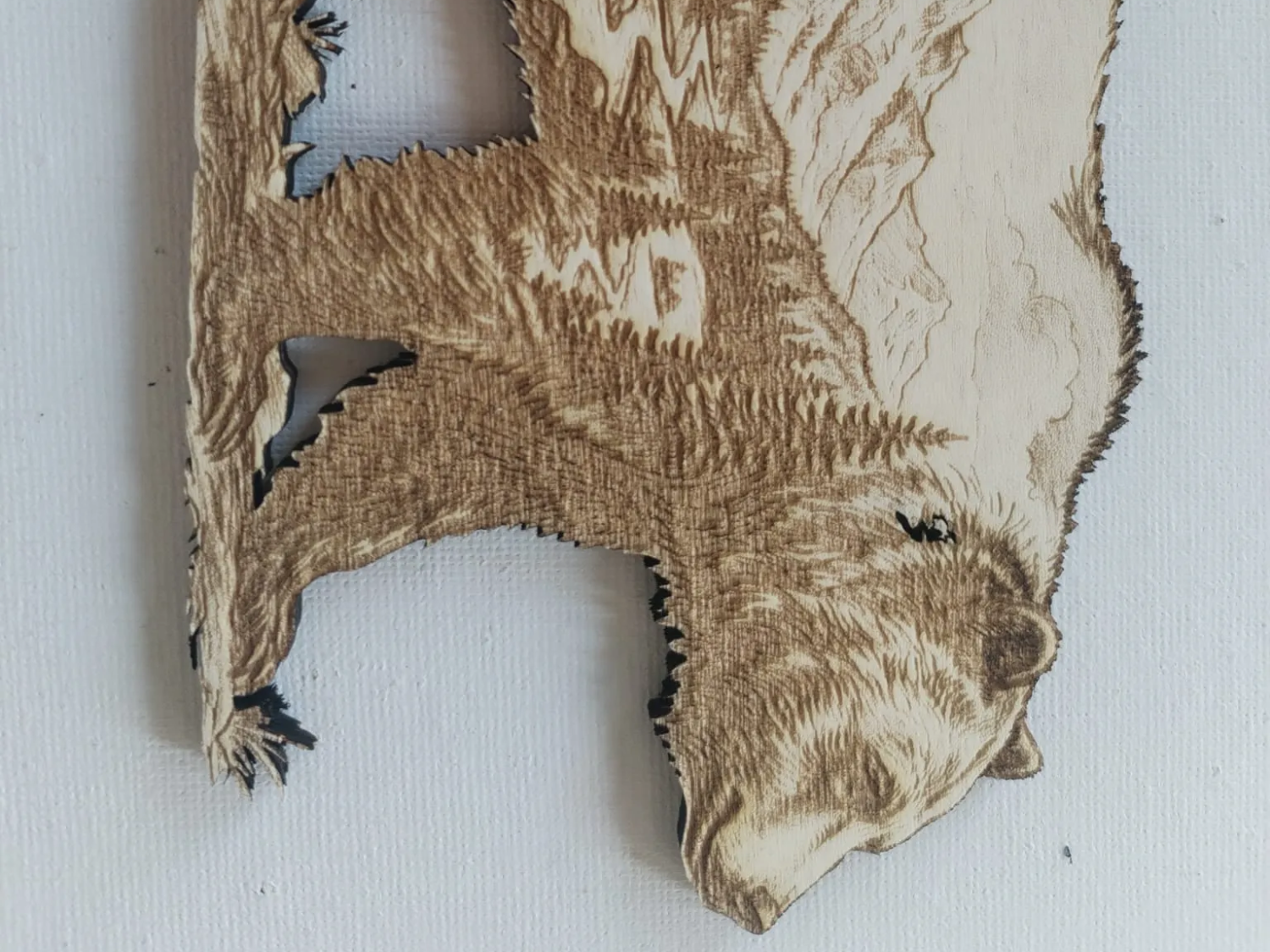 Décoration murale en bois en forme d'ours avec paysage de montagne