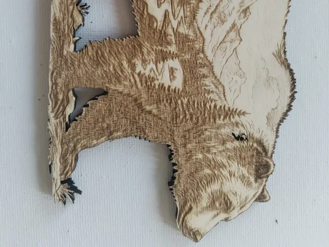 Décoration murale en bois en forme d'ours avec paysage de montagne